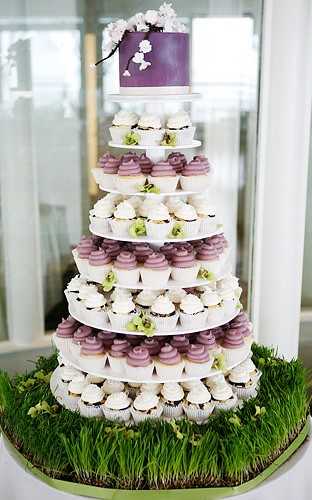 Bánh cưới đẹp chín tầng tạo từ cupcake lãng mạn