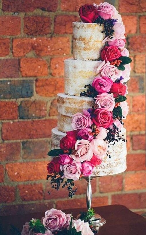 Bánh cưới đẹp thiết kế cổ điển kết hoa tươi dáng thác đổ