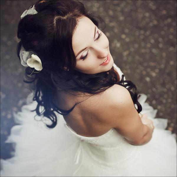 Tóc cô dâu đẹp kiểu xoăn dài đính hoa trắng