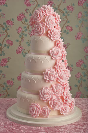Bánh cưới lãng mạn 5 tầng với suối hoa hồng tuôn chảy