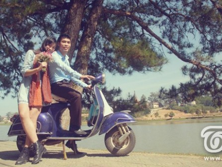 Chuyện tình gái hơn 2 của cặp đôi phượt bằng Vespa cổ