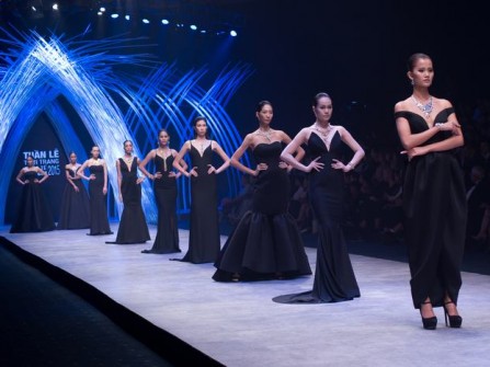 PNJ giới thiệu tuyệt tác "Ngẫu hứng vàng" tại tuần lễ thời trang quốc tế Việt 2015