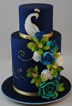Bánh cưới đẹp trang trí chim công xanh