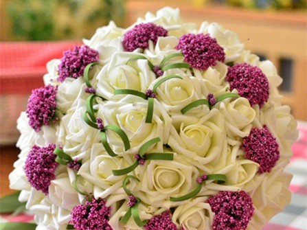 Hoa cưới cầm tay cô dâu hai màu trắng và tím