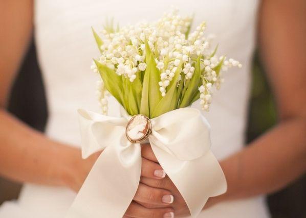 Hoa cưới cầm tay cho cô dâu kết từ hoa linh lan trắng