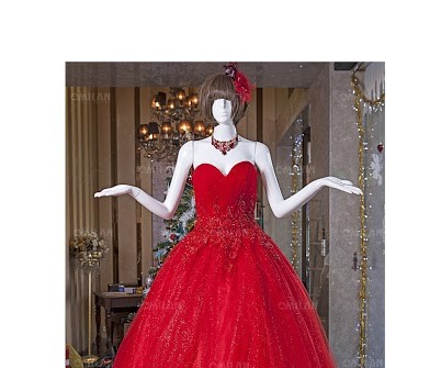 Váy cưới màu đỏ nổi bật cho mùa cưới cuối năm