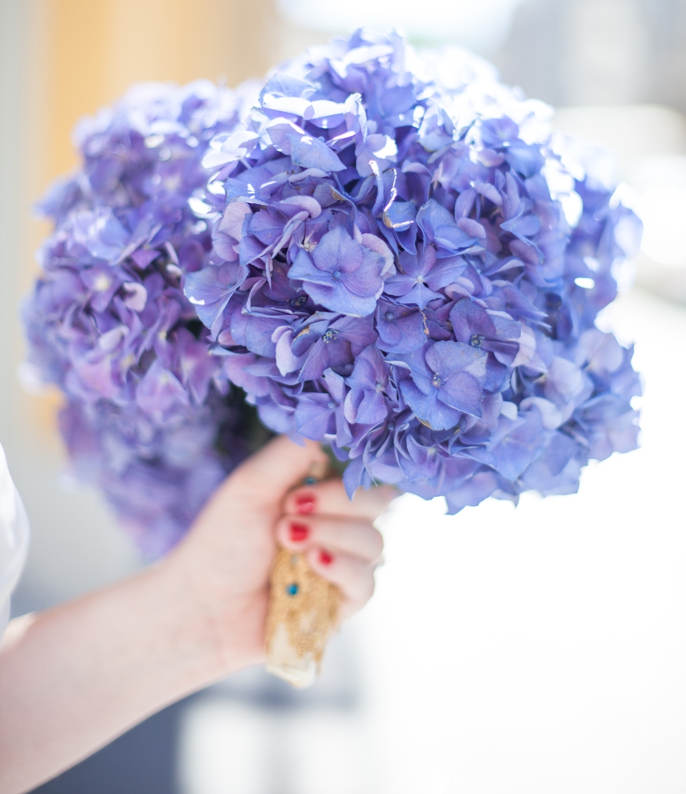 Hoa cầm tay cô dâu kết từ hoa cẩm tú cầu xanh ngọt ngào