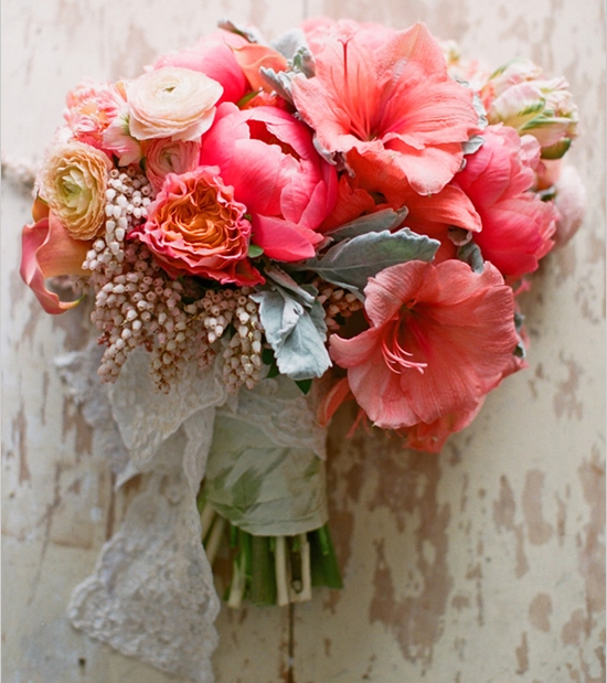 Hoa cầm tay cô dâu kết từ hoa lan huệ sắc màu ngọt ngào