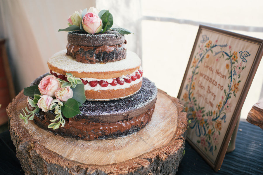 Bánh cưới đẹp vị vani và chocolate phong cách mộc mạc
