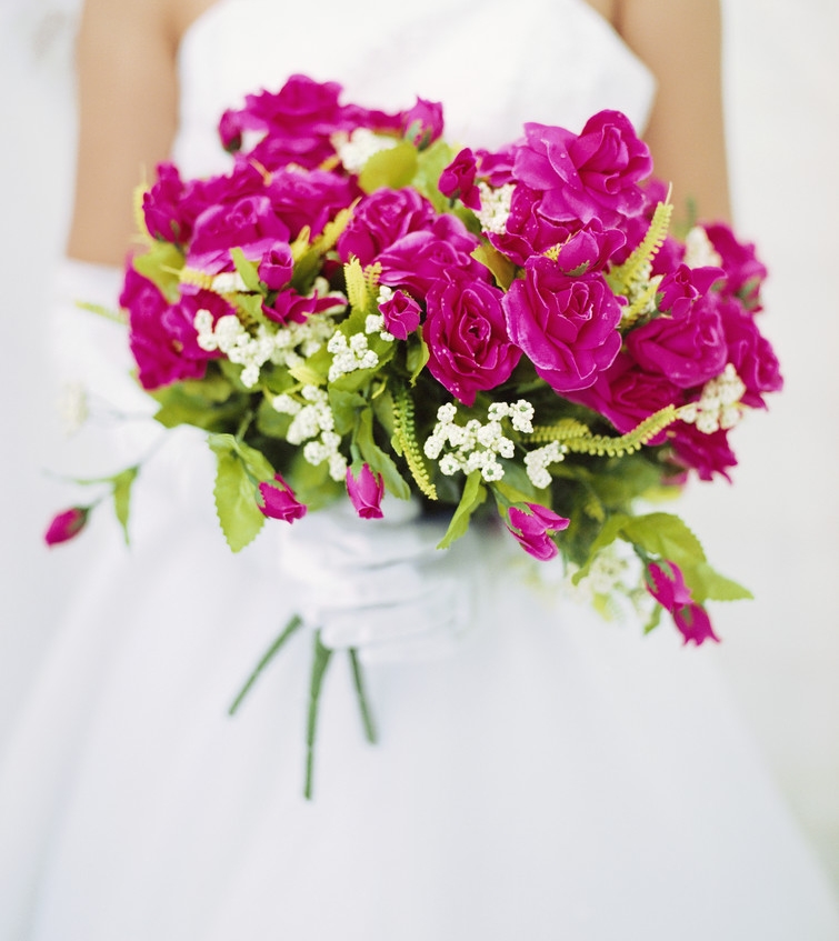 Hoa cầm tay cô dâu kết từ hoa hồng fuschia sang trọng