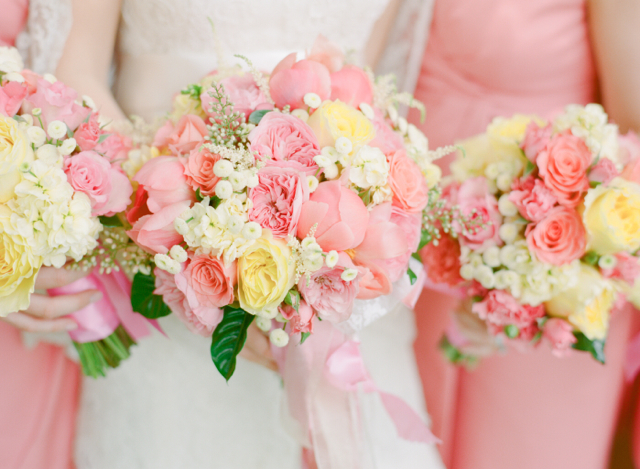 Hoa cưới cầm tay màu hồng đào ngọt ngào cho cô dâu
