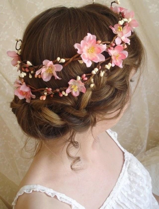 Tóc cô dâu đẹp thắt bím kết hợp vòng hoa anh đào