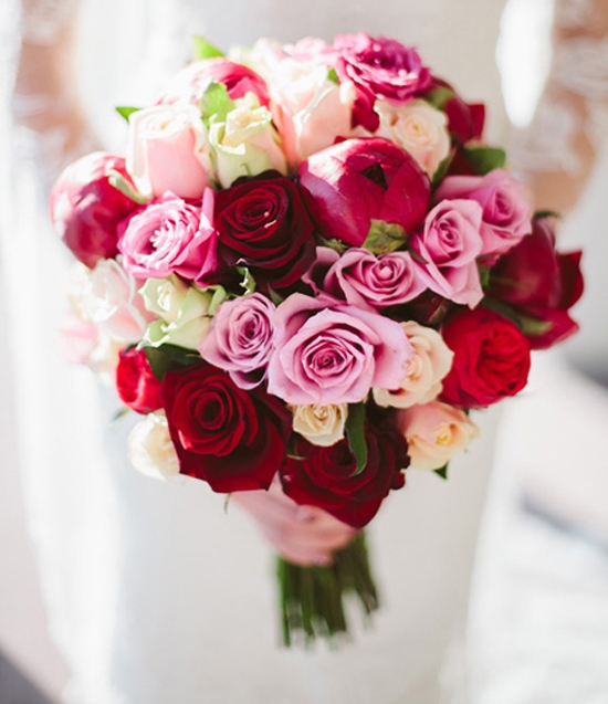 Hoa cầm tay cô dâu ngọt ngào kết từ hoa hồng và mẫu đơn