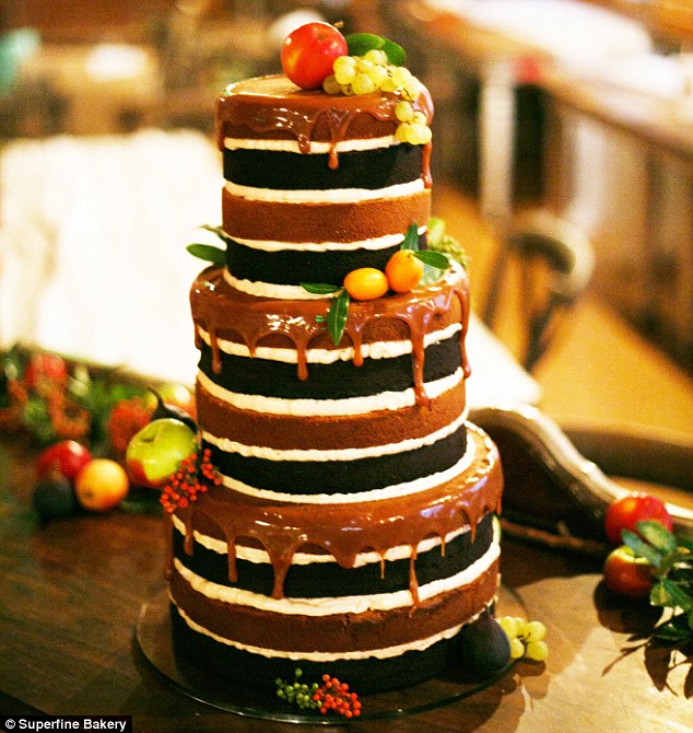 Bánh cưới ấn tượng với nhiều tầng bánh chocolate phủ caramel