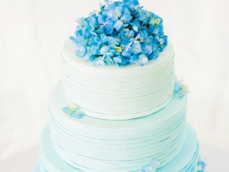 Bánh cưới đẹp màu xanh ombre kết hoa cẩm tú cầu