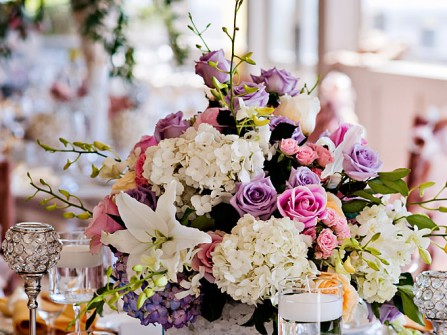 Hoa trang trí bàn tiệc nhã nhặn kết từ cẩm tú cầu và hoa hồng