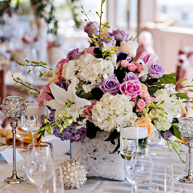 Hoa trang trí bàn tiệc nhã nhặn kết từ cẩm tú cầu và hoa hồng