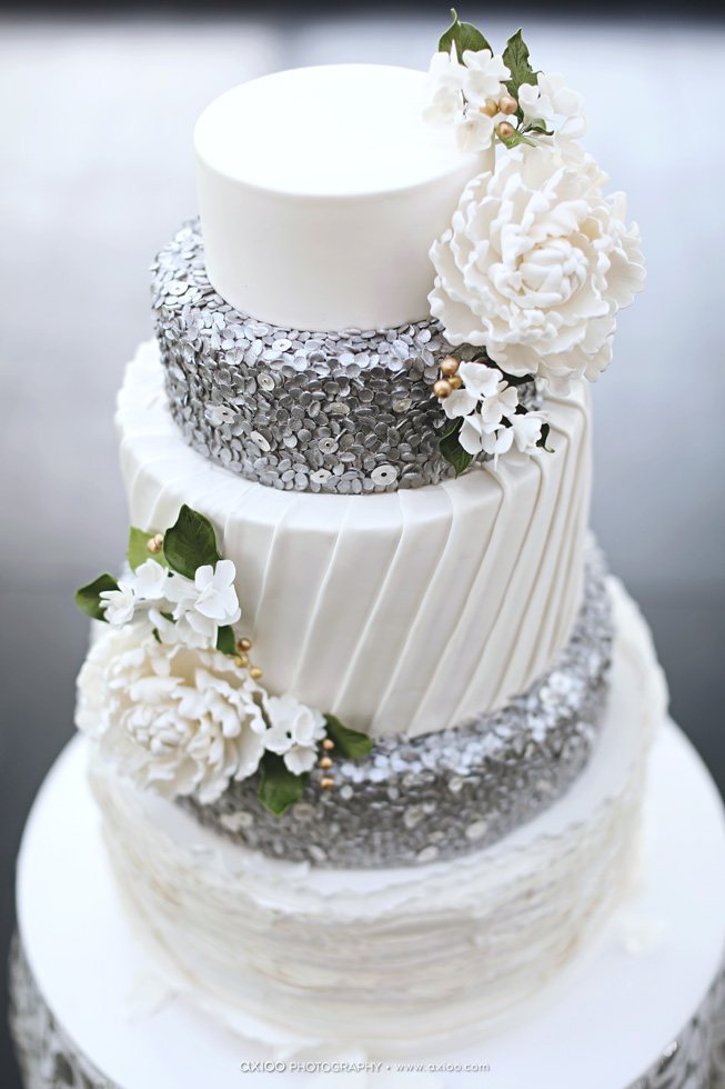 Bánh cưới đẹp màu trắng phối bạc trang trí hoa đường