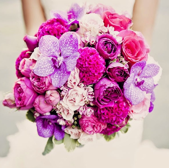 Hoa cầm tay cô dâu màu hồng tím kết từ hoa lan, mẫu đơn