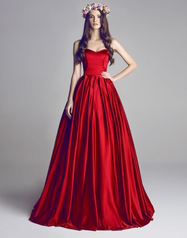 Váy cưới đẹp màu đỏ chất liệu satin quý phái