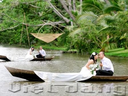 Siết chặt tay em: “Anh đây rồi, đừng sợ...”