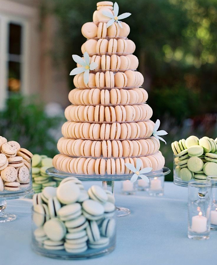 Tháp bánh cưới đẹp làm bằng bánh macarons vị vani