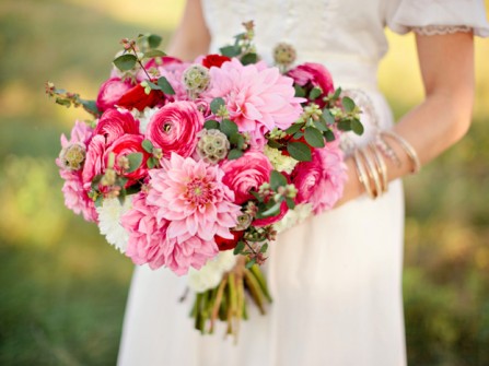 Hoa cầm tay cô dâu tông hồng đỏ kết từ hoa mao lương