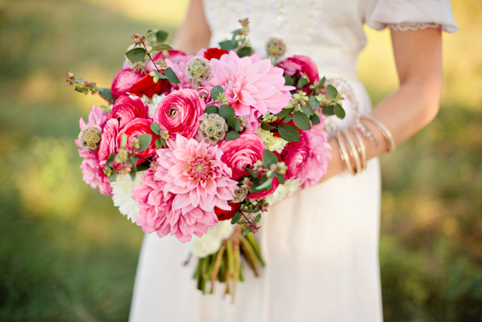 Hoa cầm tay cô dâu tông hồng đỏ kết từ hoa mao lương