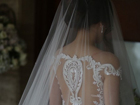 8 thiết kế váy cưới đẹp giúp cô dâu khoe tấm lưng ngà
