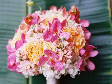 Hoa cầm tay cô dâu kết từ hoa cẩm chướng và hoa lan