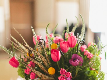 Hoa trang trí tiệc cưới kết từ hoa tulip, hoa hồng phối lông vũ