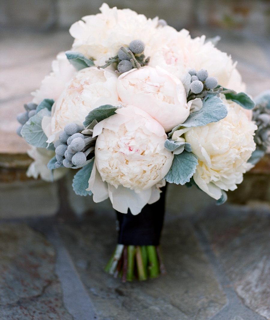 Hoa cầm tay cô dâu kết từ hoa mẫu đơn trắng kết lá bạc