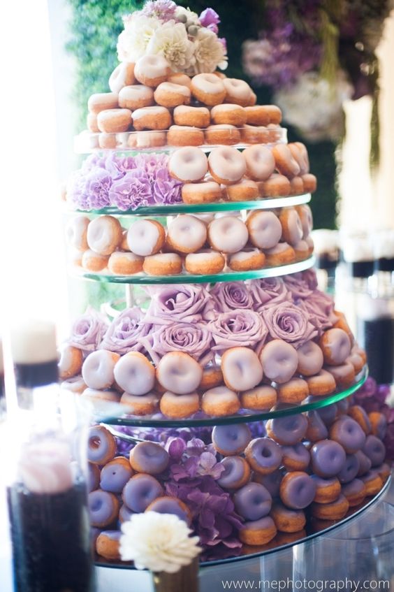 Tháp bánh cưới đẹp và ngon miệng làm từ bánh donut