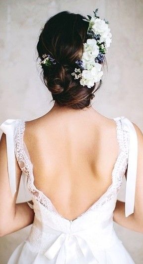 Tóc cô dâu đẹp búi thấp kết hoa trắng duyên dáng