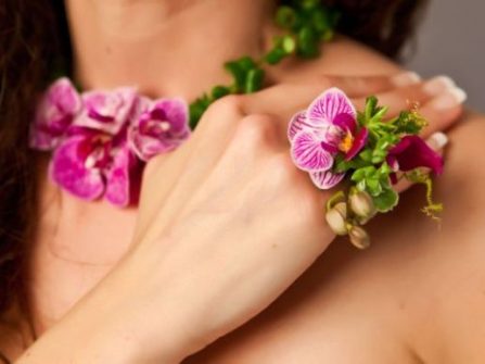 Nhẫn hoa cưới đẹp đeo ngón tay