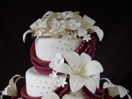 Bánh cưới đẹp tuyệt với hoa Lily sống động