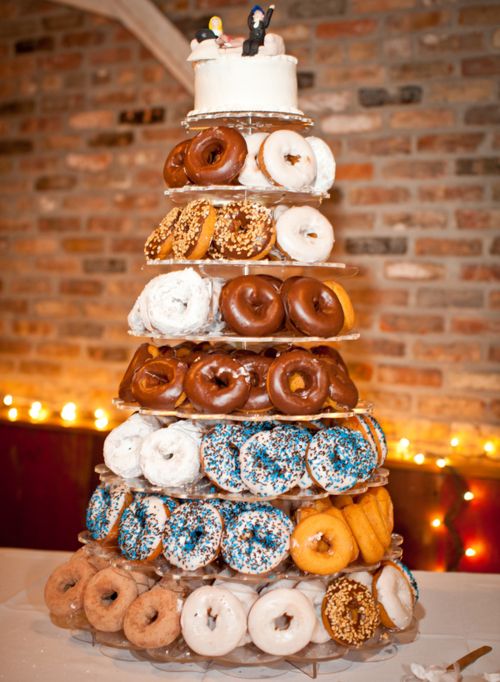 Tháp bánh cưới đẹp làm từ bánh donut ngon miệng