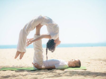 Cặp đôi yoga và bộ ảnh siêu độc đáo chẳng ai có thể bắt chước