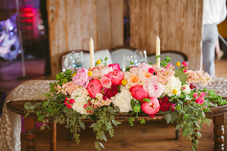 Hoa trang trí bàn tiệc kết từ hoa mẫu đơn và cẩm tú cầu