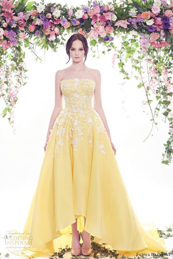 Váy cưới đẹp màu vàng rực rỡ đính hoa ren nổi