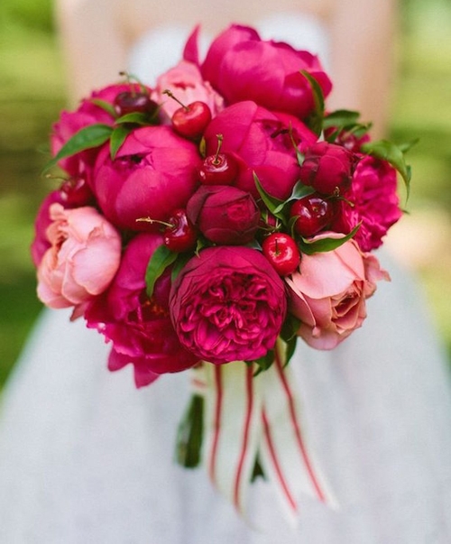 Hoa cầm tay cô dâu màu đỏ hồng kết quả cherry độc đáo