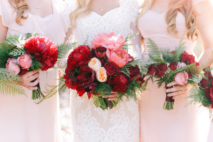 Hoa cưới cầm tay màu đỏ kết từ hoa hồng và mẫu đơn