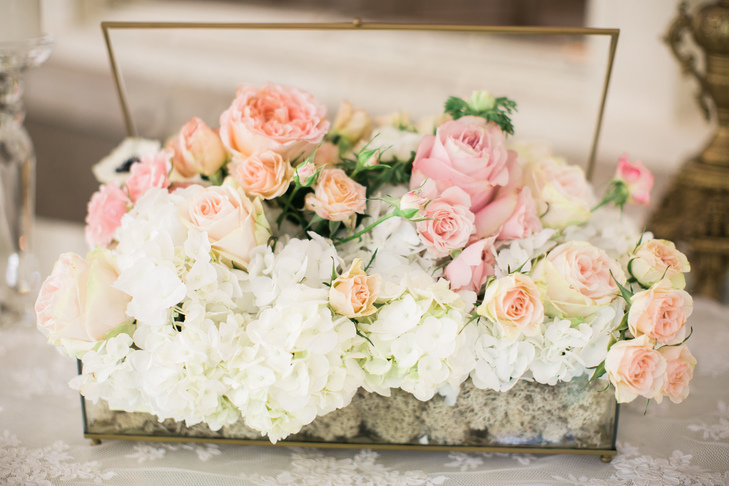 Hoa trang trí bàn tiệc ngọt ngào kết từ cẩm tú cầu và hoa hồng