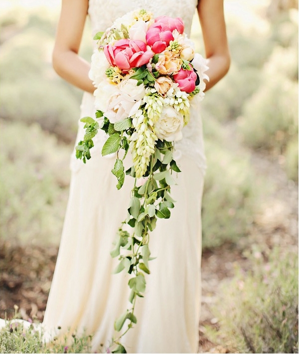 Hoa cầm tay cô dâu dáng thác đổ kết từ hoa mẫu đơn