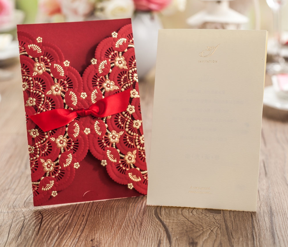 Thiệp cưới đẹp màu đỏ cắt laser họa tiết cầu kỳ, in hoa nổi