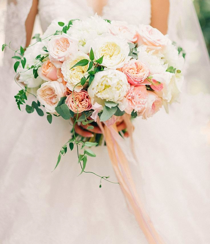 Hoa cầm tay cô dâu trang nhã kết từ hoa hồng Anh quốc