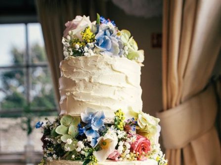 Bánh cưới đẹp kết hoa tươi rực rỡ giữa các tầng bánh