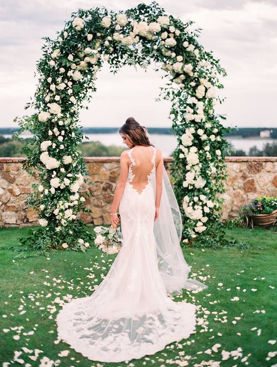 Cổng hoa cưới đẹp kết từ lá xanh, hoa hồng và cẩm tú cầu trắng