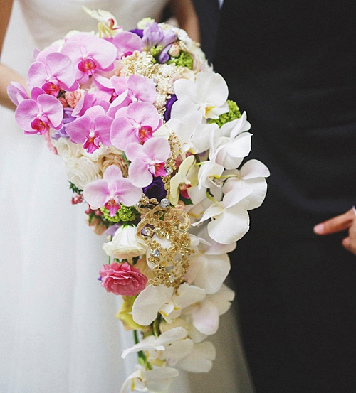 Hoa cầm tay cô dâu dáng thác đổ kết từ hoa phong lan