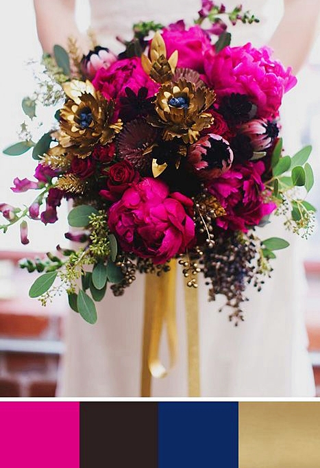 Hoa cầm tay cô dâu màu hồng tím kết hợp hoa kim loại độc đáo